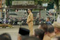 Bupati Solok Selatan, H. Khairunas, memimpin apel gabungan Pemkab Solok Selatan yang digelar Senin (13/1/2025).
