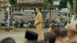 Bupati Solok Selatan, H. Khairunas, memimpin apel gabungan Pemkab Solok Selatan yang digelar Senin (13/1/2025).