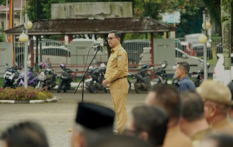 Bupati Solok Selatan, H. Khairunas, memimpin apel gabungan Pemkab Solok Selatan yang digelar Senin (13/1/2025).