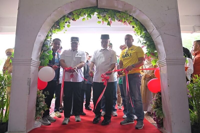 Gubernur Sumbar, Mahyeldi Ansharullah meresmikan Stadion H. Marah Adin di Kota Solok, Minggu (12/1/2025). (Foto: adpsb)
