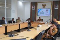 Pj Wali Kota Padang Panjang, Sonny Budaya Putra mengikuti Zoom Meeting dari Ruang VIP Balai Kota. (Foto: Kominfo Padang Panjang)