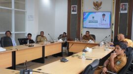 Pj Wali Kota Padang Panjang, Sonny Budaya Putra mengikuti Zoom Meeting dari Ruang VIP Balai Kota. (Foto: Kominfo Padang Panjang)