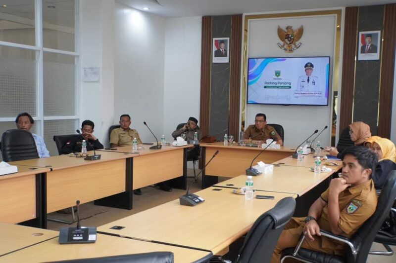 Pj Wali Kota Padang Panjang, Sonny Budaya Putra mengikuti Zoom Meeting dari Ruang VIP Balai Kota. (Foto: Kominfo Padang Panjang)