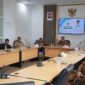 Pj Wali Kota Padang Panjang, Sonny Budaya Putra mengikuti Zoom Meeting dari Ruang VIP Balai Kota. (Foto: Kominfo Padang Panjang)