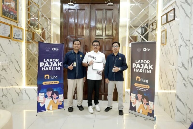 Bupati Solsel Khairunas melaporkan SPT Pajak Penghasilan tahunannya. (Foto: Pemkab Solsel)
