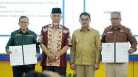 Pemkab Solsel bersama Pemprov Sumbar menandatangani kesepakatan kolaborasi konkret untuk mempercepat pembangunan daerah. (Foto: Pemkab Solsel)