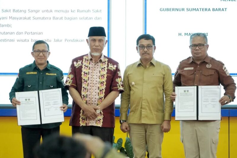 Pemkab Solsel bersama Pemprov Sumbar menandatangani kesepakatan kolaborasi konkret untuk mempercepat pembangunan daerah. (Foto: Pemkab Solsel)