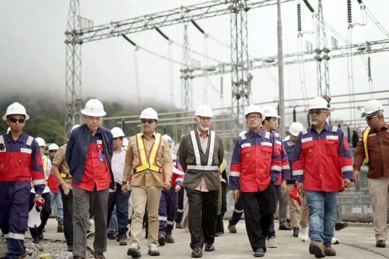 Gubernur Sumbar Mahyeldi Ansharullah meninjau PT Supreme Energy—PLTP Muara Laboh, Sabtu (18/1/2025). (Foto: Pemkab Solsel)