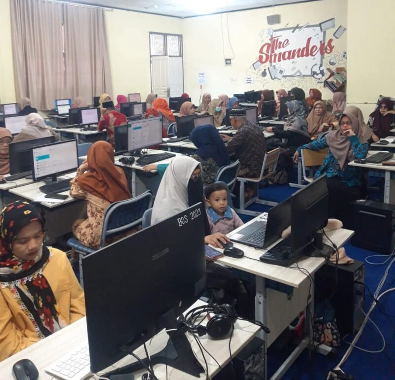SMAN 2 Padang Panjang gelar pelatihan intensif Level 1 Google Workspace for Education Fundamentals bagi seluruh tenaga pengajar. (Foto: Diskominfo Padang Panjang)