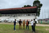 Manajemen Persatuan Sepak Bola Padang Panjang (PSPP) melakukan peninjauan lapangan GOR Khatib Sulaiman Bancalaweh, Selasa (21/1/2025). (Foto: Diskominfo Padang)