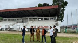 Manajemen Persatuan Sepak Bola Padang Panjang (PSPP) melakukan peninjauan lapangan GOR Khatib Sulaiman Bancalaweh, Selasa (21/1/2025). (Foto: Diskominfo Padang)