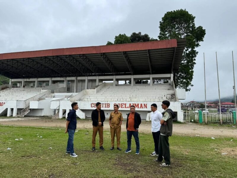 Manajemen Persatuan Sepak Bola Padang Panjang (PSPP) melakukan peninjauan lapangan GOR Khatib Sulaiman Bancalaweh, Selasa (21/1/2025). (Foto: Diskominfo Padang)