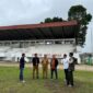 Manajemen Persatuan Sepak Bola Padang Panjang (PSPP) melakukan peninjauan lapangan GOR Khatib Sulaiman Bancalaweh, Selasa (21/1/2025). (Foto: Diskominfo Padang)