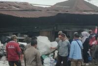Petugas Satpol PP Padang menertibkan pengepul barang bekas yang menggunakan bahu jalan di kawasan Kalawi, Kecamatan Kuranji, Rabu (22/1/2025). (Foto: Humas Satpol PP Padang)