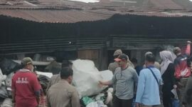 Petugas Satpol PP Padang menertibkan pengepul barang bekas yang menggunakan bahu jalan di kawasan Kalawi, Kecamatan Kuranji, Rabu (22/1/2025). (Foto: Humas Satpol PP Padang)