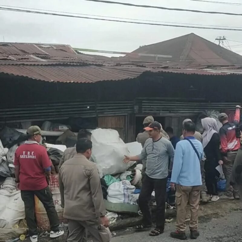 Petugas Satpol PP Padang menertibkan pengepul barang bekas yang menggunakan bahu jalan di kawasan Kalawi, Kecamatan Kuranji, Rabu (22/1/2025). (Foto: Humas Satpol PP Padang)