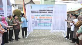 Gubernur Sumbar Mahyeldi Ansharullah meresmikan perubahan nama RSUD Pariaman menjadi RSUD Prof. H. Muhammad Yamin, Kamis (23/1/2025). (Foto: Prokopim Padang)