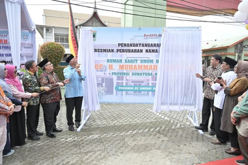 Gubernur Sumbar Mahyeldi Ansharullah meresmikan perubahan nama RSUD Pariaman menjadi RSUD Prof. H. Muhammad Yamin, Kamis (23/1/2025). (Foto: Prokopim Padang)