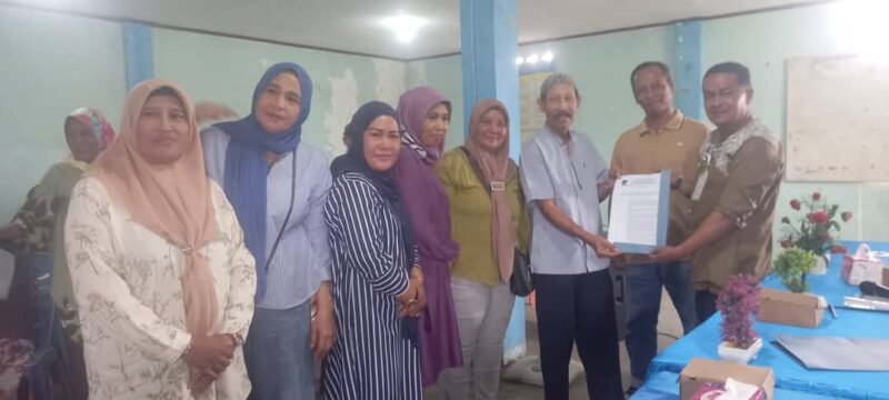 Penyerahan SK RT, RW oleh Lurah Gurun Laweh Nan XX Vebrinanda. (Foto: Ist)