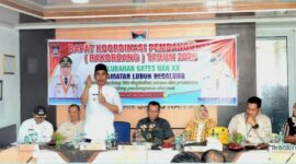 Camat Nofiandi Amir memberikan sambutan pada Rakorbang Gates Nan XX di aula kantor lurah, Jumat (24/1/2025). (Foto: Ist)