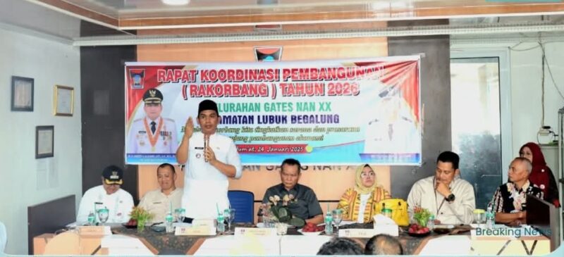 Camat Nofiandi Amir memberikan sambutan pada Rakorbang Gates Nan XX di aula kantor lurah, Jumat (24/1/2025). (Foto: Ist)