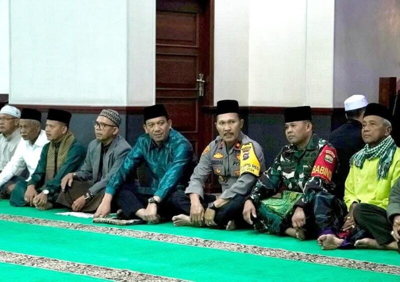 Pj Wali Kota Padang Panjang, Sonny Budaya Putra saat  kegiatan Subuh Mubarakah di Masjid Jihad, Minggu (26/1/2025). (Foto: Kominfo Padang Panjang)