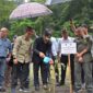 Pemprov Sumbar melaksanakan program penanaman pohon serentak di Kawasan Lembah Anai, Kabupaten Tanah Datar, Sabtu (25/1/2025). (Foto: ADPSB)