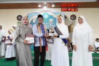 Bupati Tanah Datar Eka Putra menghadiri Waqaf Hafiz ke-VII dan Milad ke-VIII Pondok Tahfiz Quran Surau Dakwah Kapalo Kampuang Jorong Tanjung Nagari Pandai Sikek Kecamatan X Koto, Rabu (29/1/2025) di Masjid Nurul Huda Nagari Pandai Sikek. (Foto: Prokopim Tanah Datar)