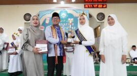 Bupati Tanah Datar Eka Putra menghadiri Waqaf Hafiz ke-VII dan Milad ke-VIII Pondok Tahfiz Quran Surau Dakwah Kapalo Kampuang Jorong Tanjung Nagari Pandai Sikek Kecamatan X Koto, Rabu (29/1/2025) di Masjid Nurul Huda Nagari Pandai Sikek. (Foto: Prokopim Tanah Datar)