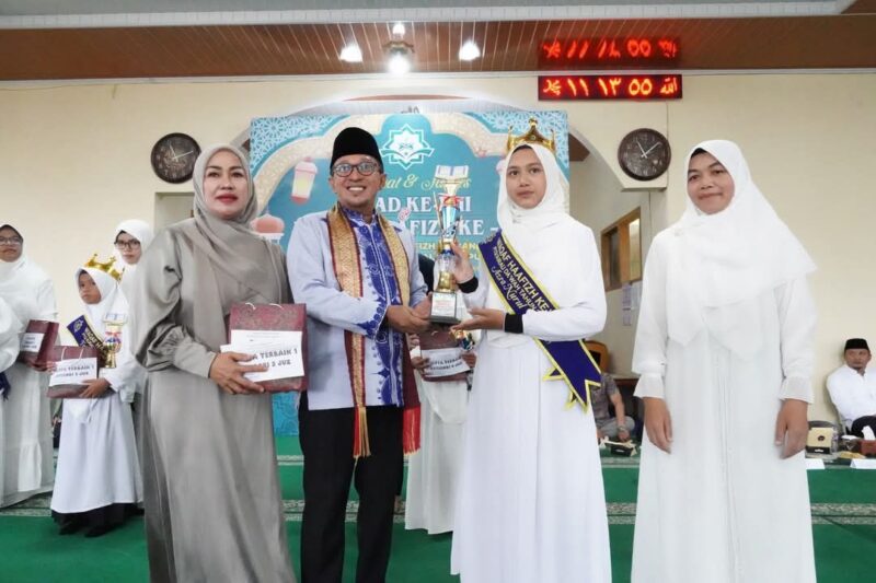 Bupati Tanah Datar Eka Putra menghadiri Waqaf Hafiz ke-VII dan Milad ke-VIII Pondok Tahfiz Quran Surau Dakwah Kapalo Kampuang Jorong Tanjung Nagari Pandai Sikek Kecamatan X Koto, Rabu (29/1/2025) di Masjid Nurul Huda Nagari Pandai Sikek. (Foto: Prokopim Tanah Datar)