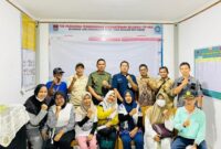 Camat Lubeg Nofiandi Amir saat pembinaan di Kampung KB Lubeg Jaya Kelurahan Lubeg Nan XX, di Aula Kantor Lurah Lubeg Nan XX, Kamis (30/1/2025). (Foto: Ist)