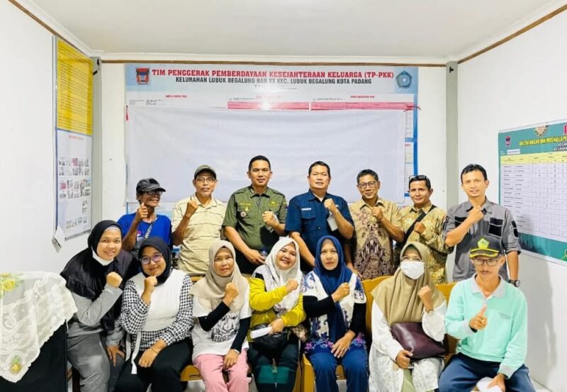 Camat Lubeg Nofiandi Amir saat pembinaan di Kampung KB Lubeg Jaya Kelurahan Lubeg Nan XX, di Aula Kantor Lurah Lubeg Nan XX, Kamis (30/1/2025). (Foto: Ist)