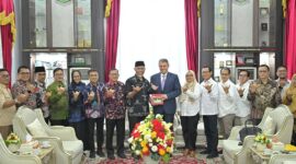 Gubernur Sumbar Mahyeldi Ansharullah menerima kunjungan Dubes Romania untuk Indonesia, H.E. Mr. Dan Adrian Bălănescu di Istana Gubernur Sumbar pada Kamis (30/1/2025). (Foto: adpsb)