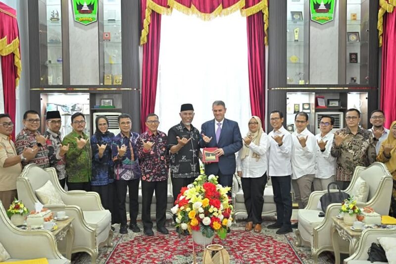 Gubernur Sumbar Mahyeldi Ansharullah menerima kunjungan Dubes Romania untuk Indonesia, H.E. Mr. Dan Adrian Bălănescu di Istana Gubernur Sumbar pada Kamis (30/1/2025). (Foto: adpsb)