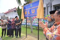 Gubernur Sumbar Mahyeldi Ansharullah meresmikan penetapan status BLUD bagi UPTD BKOM dan Pelkes Sumbar, Kamis (30/1/2025). (Foto: adpsb)