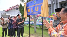 Gubernur Sumbar Mahyeldi Ansharullah meresmikan penetapan status BLUD bagi UPTD BKOM dan Pelkes Sumbar, Kamis (30/1/2025). (Foto: adpsb)