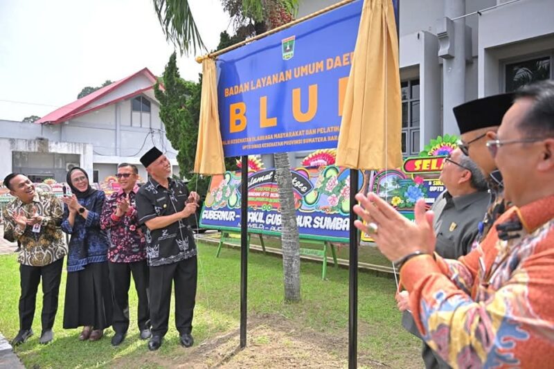Gubernur Sumbar Mahyeldi Ansharullah meresmikan penetapan status BLUD bagi UPTD BKOM dan Pelkes Sumbar, Kamis (30/1/2025). (Foto: adpsb)