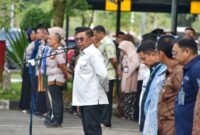 Pj Sekda Padang Yosefriawan memimpin apel perdana tahun 2025 di halaman Balai Kota Padang, Aie Pacah, Kamis (2/1/2025). (Foto: Prokopim Padang)