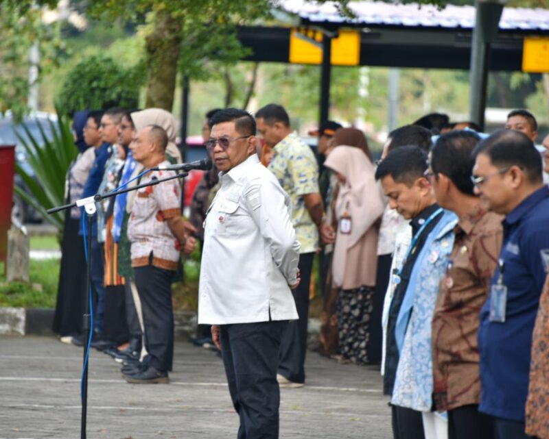 Pj Sekda Padang Yosefriawan memimpin apel perdana tahun 2025 di halaman Balai Kota Padang, Aie Pacah, Kamis (2/1/2025). (Foto: Prokopim Padang)