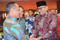 Pj Wali Kota Padang Andree Algamar memberikan ucapan selamat kepada Kapolda Sumbar
Irjen Pol Gatot Tri Suryanta. (Foto: Prokopim Padang)