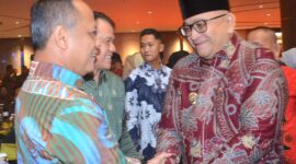 Pj Wali Kota Padang Andree Algamar memberikan ucapan selamat kepada Kapolda Sumbar
Irjen Pol Gatot Tri Suryanta. (Foto: Prokopim Padang)