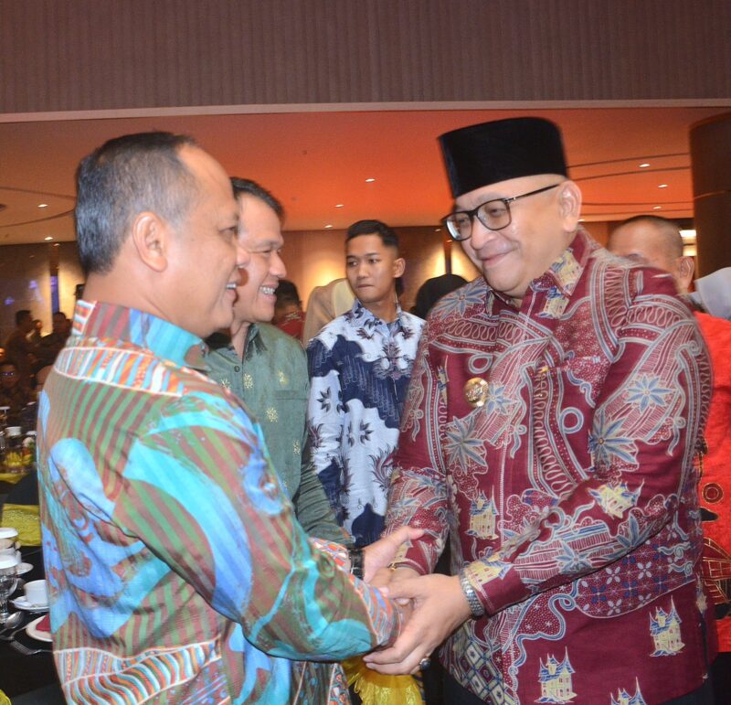 Pj Wali Kota Padang Andree Algamar memberikan ucapan selamat kepada Kapolda Sumbar
Irjen Pol Gatot Tri Suryanta. (Foto: Prokopim Padang)