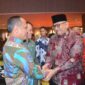 Pj Wali Kota Padang Andree Algamar memberikan ucapan selamat kepada Kapolda Sumbar
Irjen Pol Gatot Tri Suryanta. (Foto: Prokopim Padang)