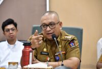 Pj Wali Kota Padang Andree Algamar bertemu dengan perwakilan operator empat koridor Bus Trans Padang, di Balai Kota Aie Pacah, Senin (6/1/2025). (Foto: Prokopim Padang)
