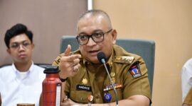 Pj Wali Kota Padang Andree Algamar bertemu dengan perwakilan operator empat koridor Bus Trans Padang, di Balai Kota Aie Pacah, Senin (6/1/2025). (Foto: Prokopim Padang)