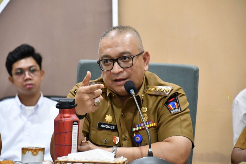 Pj Wali Kota Padang Andree Algamar bertemu dengan perwakilan operator empat koridor Bus Trans Padang, di Balai Kota Aie Pacah, Senin (6/1/2025). (Foto: Prokopim Padang)