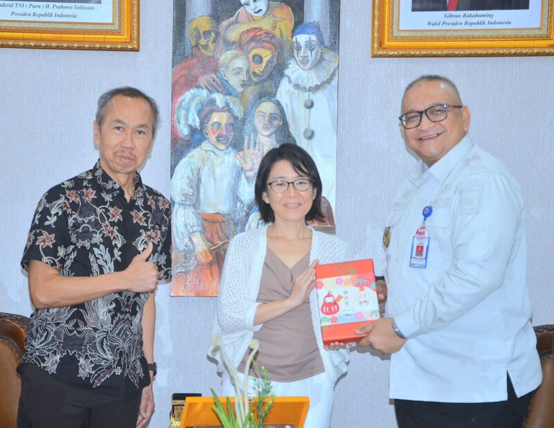 Pj Wali Kota Padang Andree Algamar menerima kunjungan dari perwakilan IGES Jepang di Kediaman Resmi Wali Kota, Selasa (7/1/2025). (Foto: Prokopim Padang)