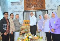 Pj Wali Kota Padang Andree Algamar menyerahkan cenderamata kepada owner RSKM Padang Eye Center. (Foto: Prokopim Padang)