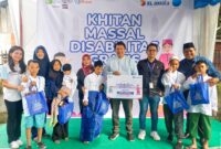 Karyawan PT XL Axiata Tbk (XL Axiata) melalui MTXL Axiata menggelar khitan massal khusus anak penyandang disabilitas. (Foto: Ist)