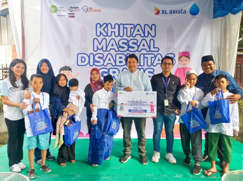 Karyawan PT XL Axiata Tbk (XL Axiata) melalui MTXL Axiata menggelar khitan massal khusus anak penyandang disabilitas. (Foto: Ist)